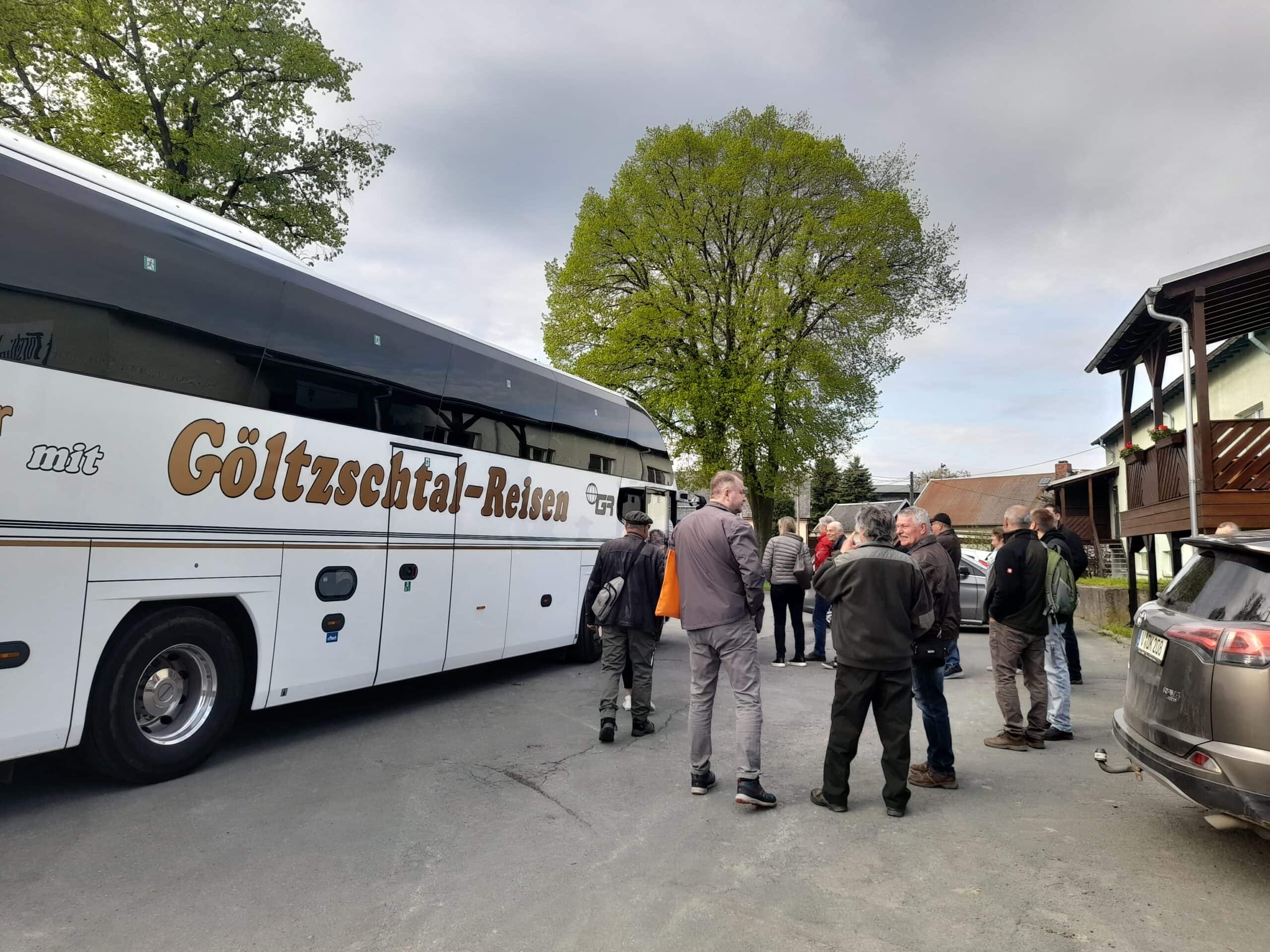 Mitglieder stehen vor einem Reisebus - FBG Ausflug Blockhausen