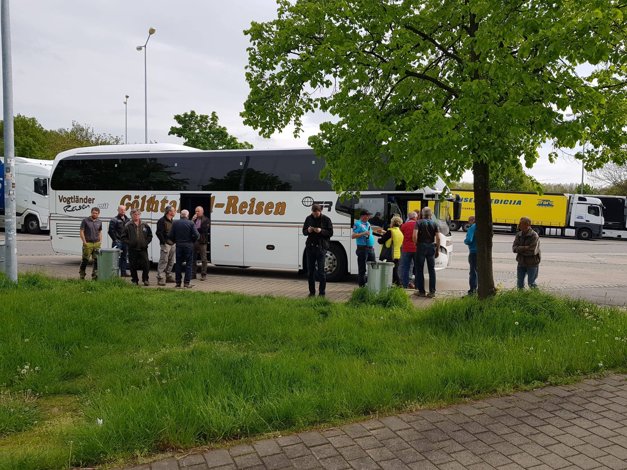 Mitglieder stehen vor Reisebus - FBG Ausflug Blockhausen