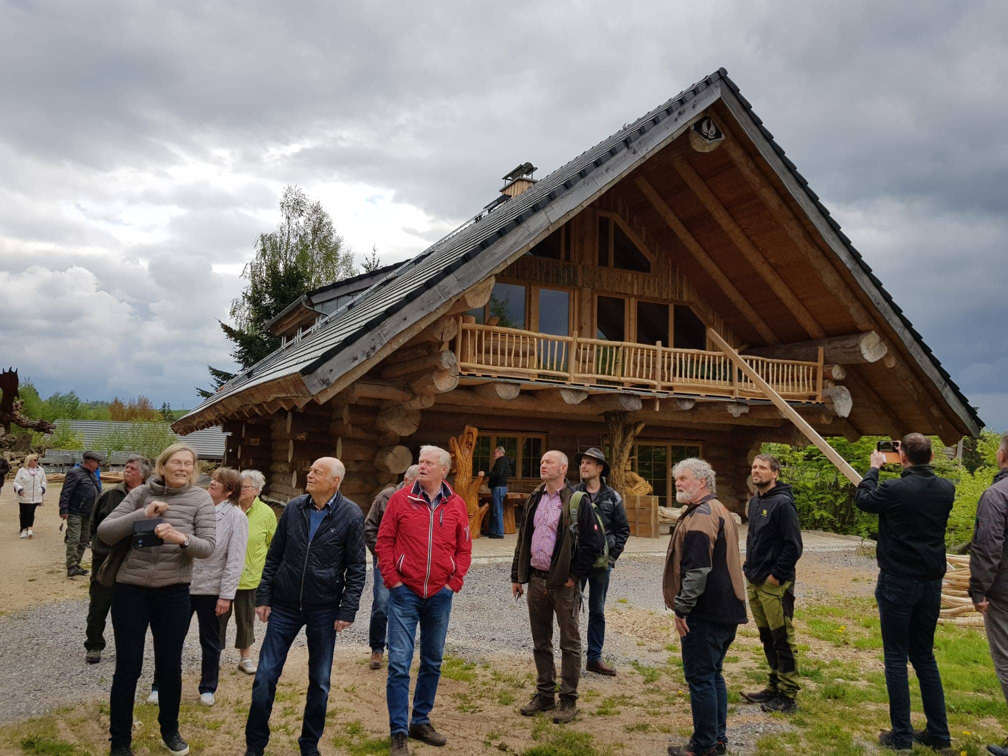 Mitglieder stehen vor Holzhütte - FBG Ausflug Blockhausen